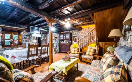 El salón tiene capacidad para 6 personas cómodamente